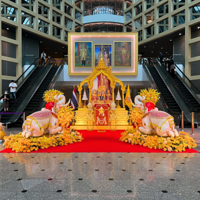 ซุ้มเฉลิมพระเกียรติสีทองสง่างามพร้อมดอกไม้สีเหลืองอร่าม ณ สถานที่จัดงาน จัดทำโดยผู้รับเหมาจัดซุ้มพิธีการ ช่างดอกไม้งานเฉลิมพระเกียรติ และบริการจัดดอกไม้งานพิธีการนอกสถานที่ สำหรับงานราชการและงานถวายความเคารพ