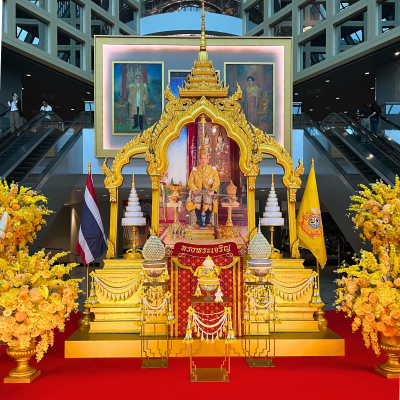 ซุ้มเฉลิมพระเกียรติสีทองสง่างามพร้อมดอกไม้สีเหลืองอร่าม ณ สถานที่จัดงาน จัดทำโดยผู้รับเหมาจัดซุ้มพิธีการ ช่างดอกไม้งานเฉลิมพระเกียรติ และบริการจัดดอกไม้งานพิธีการนอกสถานที่ สำหรับงานราชการและงานถวายความเคารพ