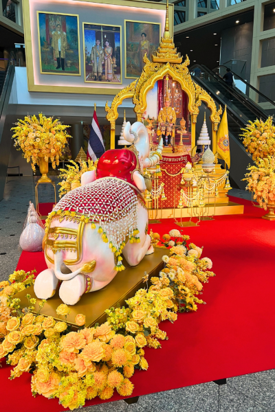ซุ้มเฉลิมพระเกียรติสีทองสง่างามพร้อมดอกไม้สีเหลืองอร่าม ณ สถานที่จัดงาน จัดทำโดยผู้รับเหมาจัดซุ้มพิธีการ ช่างดอกไม้งานเฉลิมพระเกียรติ และบริการจัดดอกไม้งานพิธีการนอกสถานที่ สำหรับงานราชการและงานถวายความเคารพ