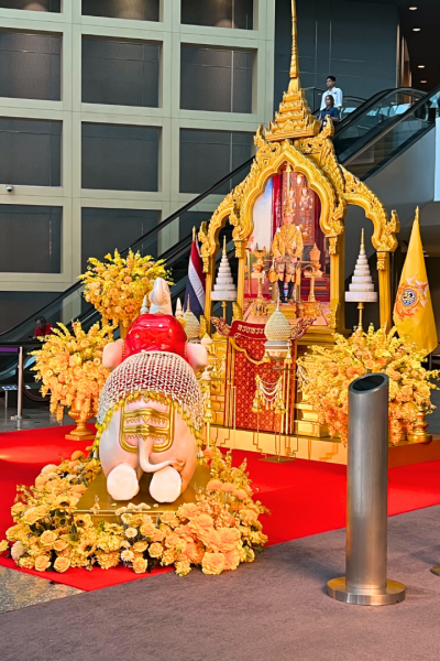 ซุ้มเฉลิมพระเกียรติสีทองสง่างามพร้อมดอกไม้สีเหลืองอร่าม ณ สถานที่จัดงาน จัดทำโดยผู้รับเหมาจัดซุ้มพิธีการ ช่างดอกไม้งานเฉลิมพระเกียรติ และบริการจัดดอกไม้งานพิธีการนอกสถานที่ สำหรับงานราชการและงานถวายความเคารพ