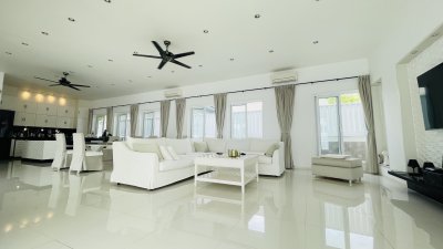 ราคาพิเศษ! ขายพูลวิลล่าสุดหรู ใกล้สนามกอล์ฟ ในป่าคลอก ภูเก็ต