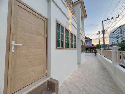 ทาวน์เฮ้าส์ 2 ชั้นให้เช่าที่หาดป่าตอง ใกล้จังซีลอนภูเก็ต