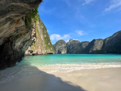 Krabi: Phi Phi Islands & Maya Bay Bamboo Island Speedboat Tour with Buffet Lunch