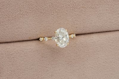 Oval Cut Diamond With Polka Dot Setting