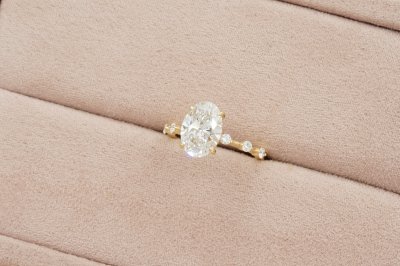 Oval Cut Diamond With Polka Dot Setting