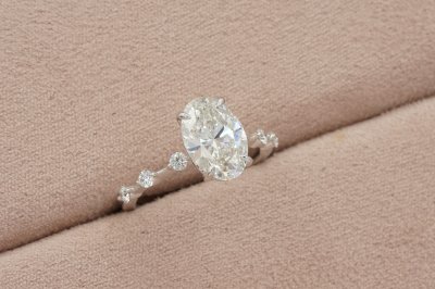 Oval Cut Diamond With Polka Dot Setting
