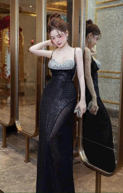 เดรสยาวสีดำสายเดี่ยวตกแต่งมุก คริสตัลและกลิตเตอร์