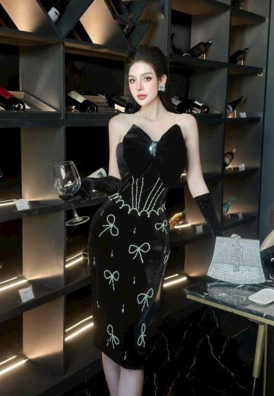 เดรสสั้นสีดำแขนกุดตกแต่งโบว์ที่หน้าอกและคริสตัล