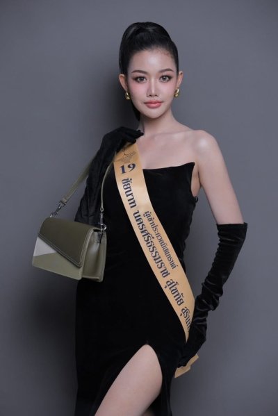 เดรสยาวสีดำเกาะอกผ่าข้างทรงเข้ารูปพร้อมถุงมือ