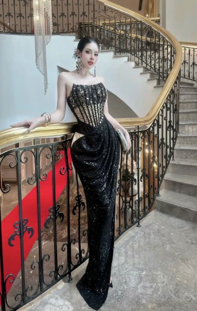 เดรสยาวสีดำเกาะอกผ่าข้างตกแต่งกลิตเตอร์ทั้งชุดพร้อมถุงมือ