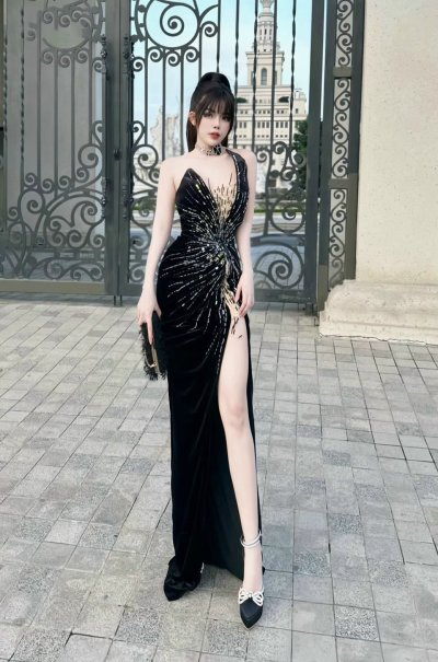 เดรสยาวสีดำเกาะอกผ่าข้างตกแต่งคริสตัลและลูกปัด