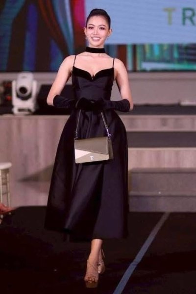 เดรสยาวสีดำสายเดี่ยวตกแต่งโบว์ที่อกและมีโช๊กเกอร์ที่คอ