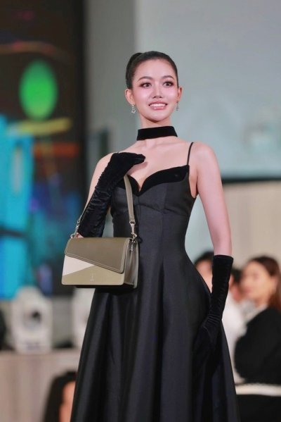 เดรสยาวสีดำสายเดี่ยวตกแต่งโบว์ที่อกและมีโช๊กเกอร์ที่คอ