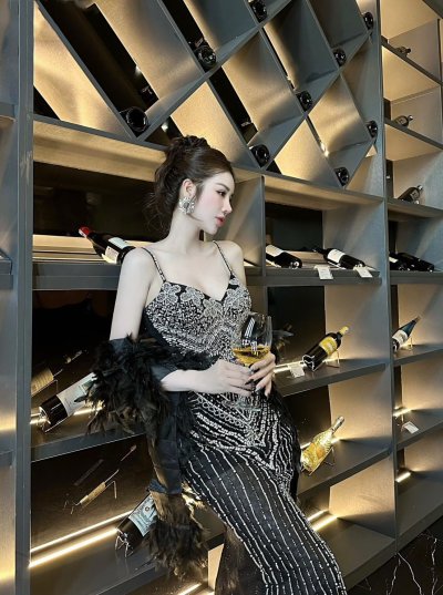 เดรสยาวสีดำสายเดี่ยวตกแต่งคริสตัลทั้งชุดและเฟอร์ขนนก