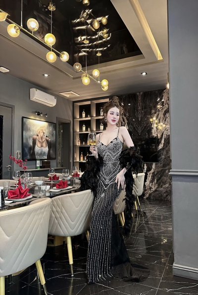 เดรสยาวสีดำสายเดี่ยวตกแต่งคริสตัลทั้งชุดและเฟอร์ขนนก