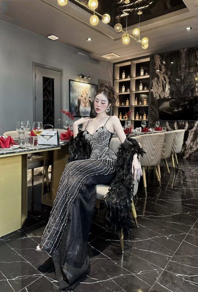 เดรสยาวสีดำสายเดี่ยวตกแต่งคริสตัลทั้งชุดและเฟอร์ขนนก