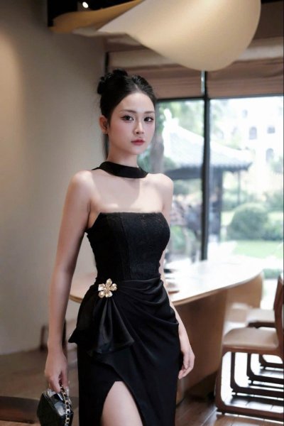 เดรสยาวสีดำเกาะอกผ่าข้างสม็อกเอวตกแต่งอะไหล่สีทอง