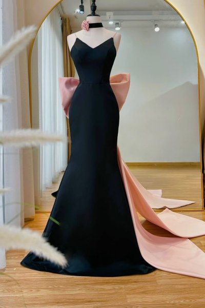 เดรสยาวสีดำสายเดี่ยวทรงหางปลาตกแต่งโบว์สีชมพูที่ด้านหลัง