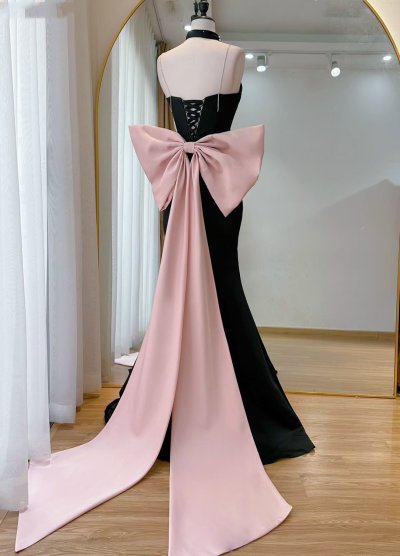 เดรสยาวสีดำสายเดี่ยวทรงหางปลาตกแต่งโบว์สีชมพูที่ด้านหลัง