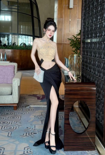 เดรสยาวสีดำคล้องคอเว้าเอวโชว์แผ่นหลังผ่าหน้าตกแต่งคริสตัล