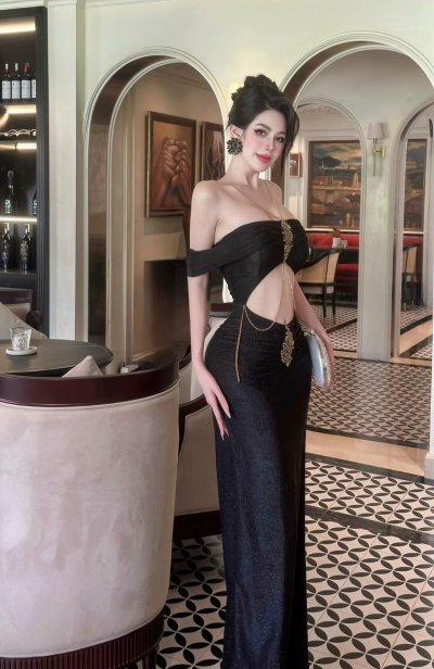 เดรสยาวสีดำเกาะอกโชว์เอวตกแต่งอะไหล่ทองหรูหรา