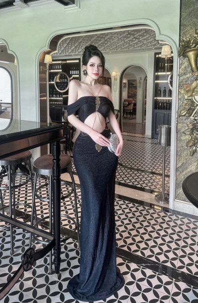 เดรสยาวสีดำเกาะอกโชว์เอวตกแต่งอะไหล่ทองหรูหรา