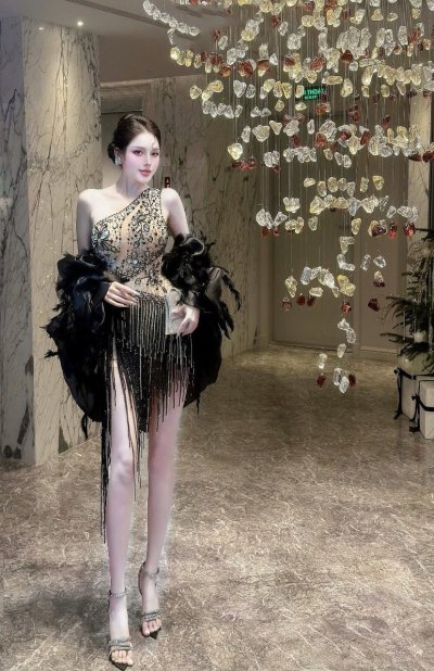 เดรสสั้นสีดำปาดไหล่ตกแต่งคริสตัล ขนนกและลูกปัด