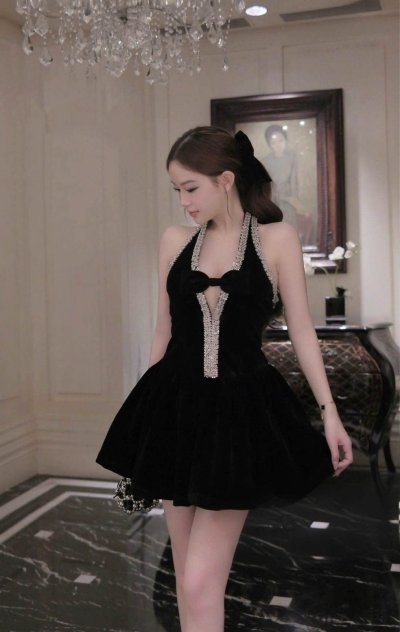 เดรสสั้นสีดำคล้องคอทรงระบายมีโบว์ที่อกตกแต่งคริสตัล