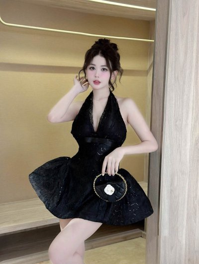 เดรสสั้นสีดำคล้องคอทรงระบายตกแต่งลูกไม้และโบว์ที่หน้าอก