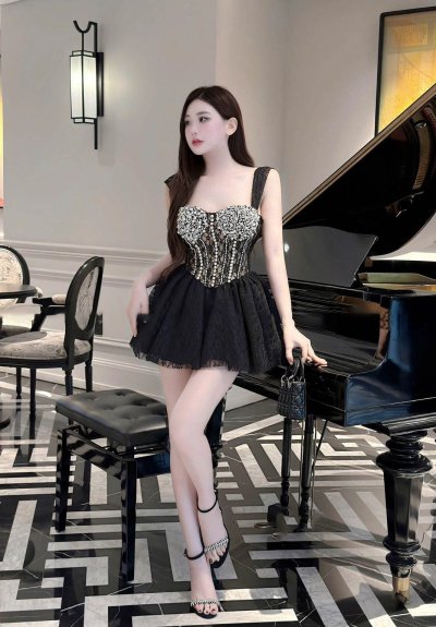 เดรสสั้นสีดำสายเดี่ยวลูกไม้ตกแต่งมุกและคริสตัล