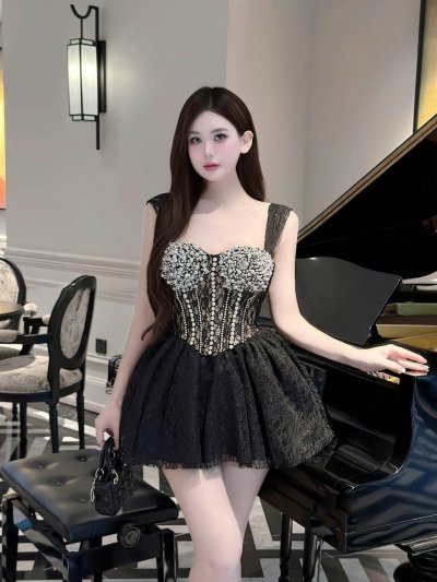 เดรสสั้นสีดำสายเดี่ยวลูกไม้ตกแต่งมุกและคริสตัล