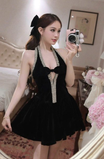 เดรสสั้นสีดำคล้องคอทรงระบายมีโบว์ที่อกตกแต่งคริสตัล