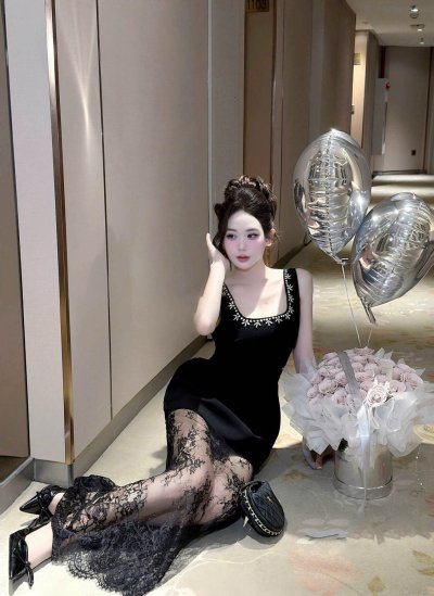 เดรสสั้นสีดำแขนกุดตกแต่งคริสตัลและลูกไม้ที่ชายกระโปรง