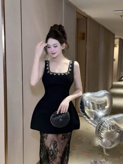 เดรสสั้นสีดำแขนกุดตกแต่งคริสตัลและลูกไม้ที่ชายกระโปรง