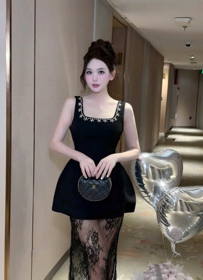 เดรสสั้นสีดำแขนกุดตกแต่งคริสตัลและลูกไม้ที่ชายกระโปรง