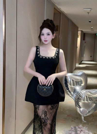 เดรสสั้นสีดำแขนกุดตกแต่งคริสตัลและลูกไม้ที่ชายกระโปรง