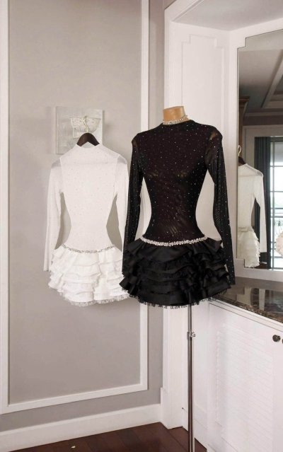 เดรสสั้นสีดำแขนยาวทรงระบายตกแต่งคริสตัลที่เอว