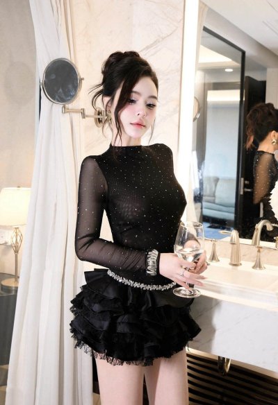 เดรสสั้นสีดำแขนยาวทรงระบายตกแต่งคริสตัลที่เอว