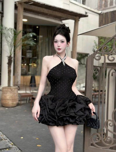 เดรสสั้นสีดำคล้องคอทรงบอลลูนตกแต่งคริสตัล