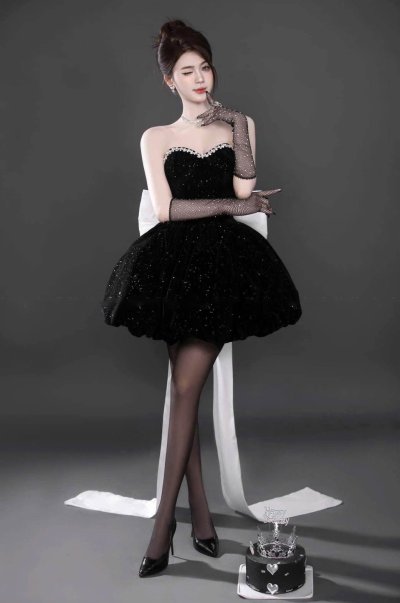 เดรสสั้นสีดำเกาะอกทรงบอลลูนตกแต่งคริสตัล