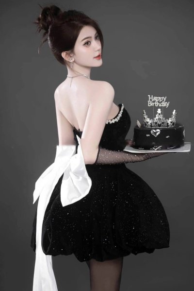 เดรสสั้นสีดำเกาะอกทรงบอลลูนตกแต่งคริสตัล