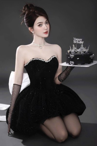 เดรสสั้นสีดำเกาะอกทรงบอลลูนตกแต่งคริสตัล