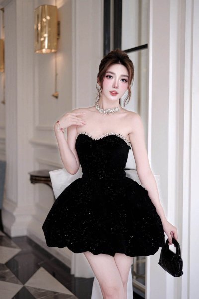 เดรสสั้นสีดำเกาะอกทรงบอลลูนตกแต่งคริสตัล