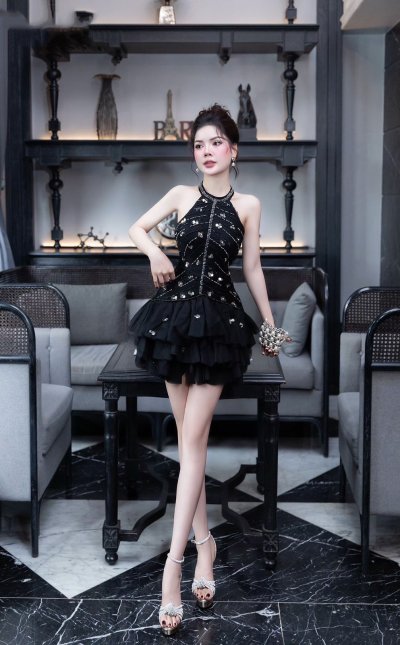 เดรสสั้นสีดำคล้องคอทรงระบายตกแต่งคริสตัลทั้งชุด