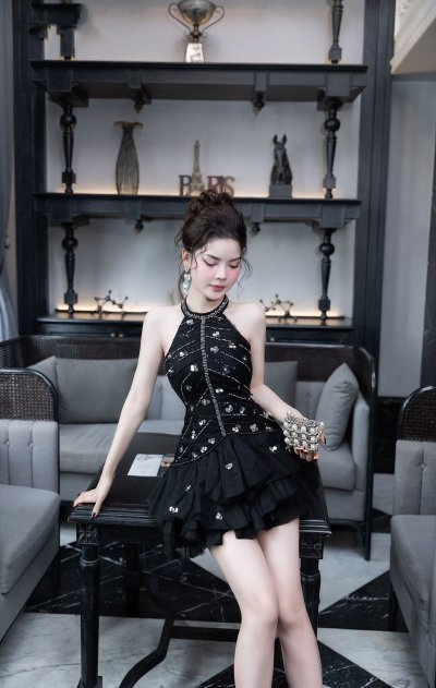 เดรสสั้นสีดำคล้องคอทรงระบายตกแต่งคริสตัลทั้งชุด