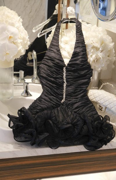 เดรสสั้นสีดำคล้องคอผ้าย่นตกแต่งระบายที่ชายประโปรง