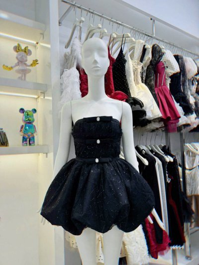 เดรสสั้นสีดำเกาะอกทรงบอลลูนตกแต่งโบว์และคริสตัล