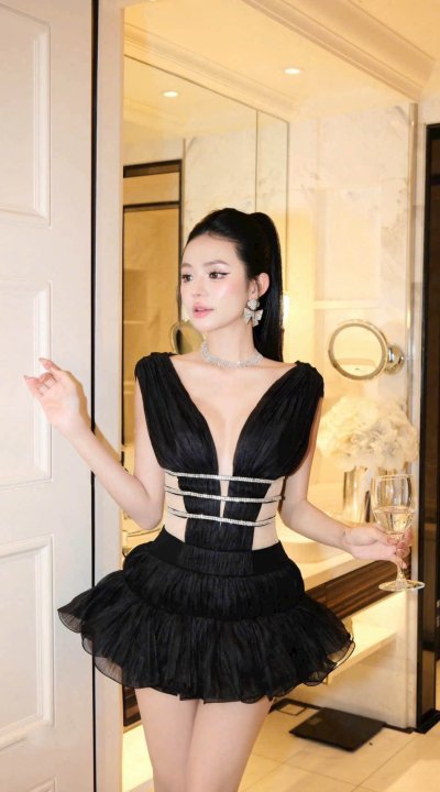 เดรสสั้นสีดำแขนกุดทรงระบายเว้าเอวตกแต่งคริสตัลที่เอว