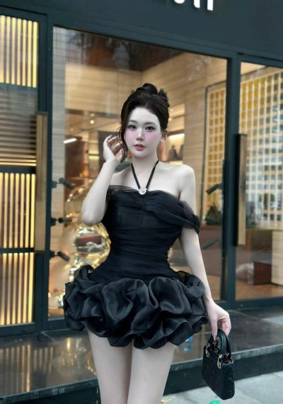 เดรสสั้นสีดำคล้องคอทรงบอลลูนตกแต่งคริสตัลที่อก