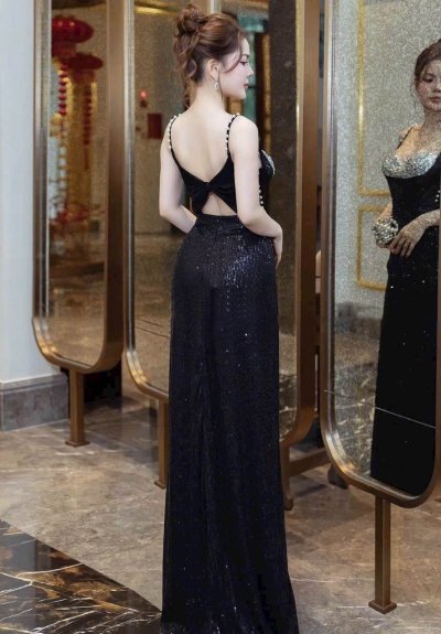 เดรสยาวสีดำสายเดี่ยวตกแต่งมุก คริสตัลและกลิตเตอร์